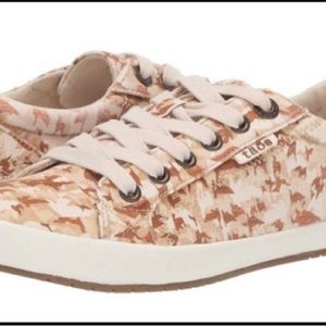 Taos Footwear star color desert camo like new only worn once. No damage